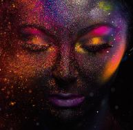 Lifestyle : la tendance du maquillage galaxie pour Halloween / iStock.com - quantiumpix