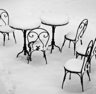 Mobilier de jardin sous la neige