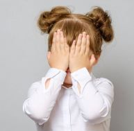 Pourquoi les tout-petits se cachent-ils les yeux derrière leurs mains ? / iStock.com-filistimlyanin