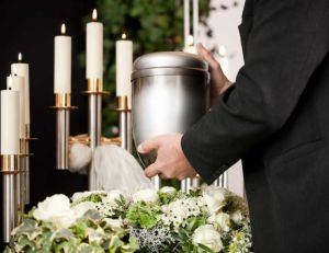 Le choix entre inhumation et crémation